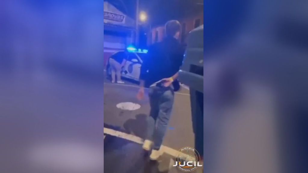 Un joven apunta con una pistola falsa a un agente de la Policía Local en Ponteareas