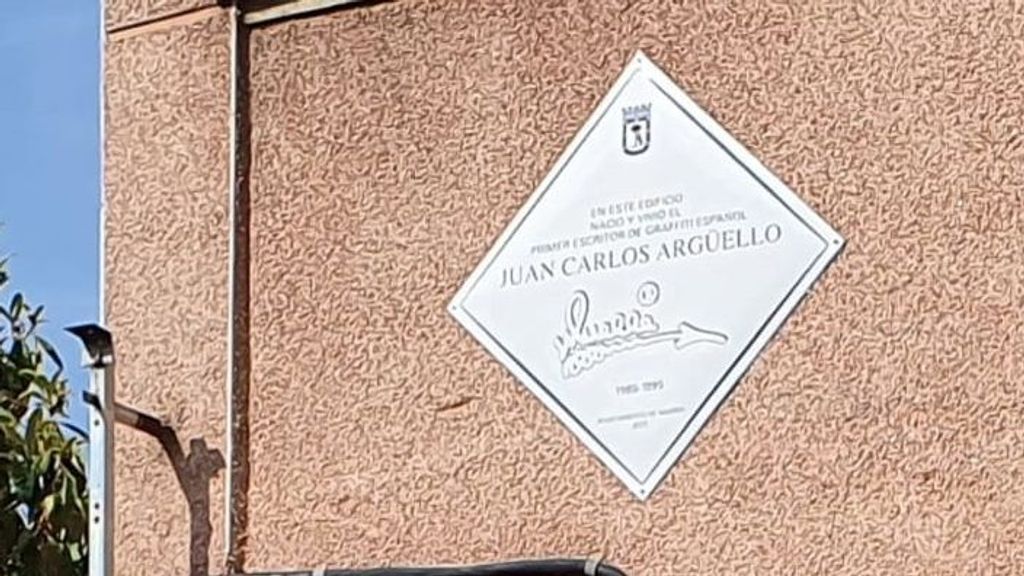 Placa conmemorativa de 'Muelle' en Madrid