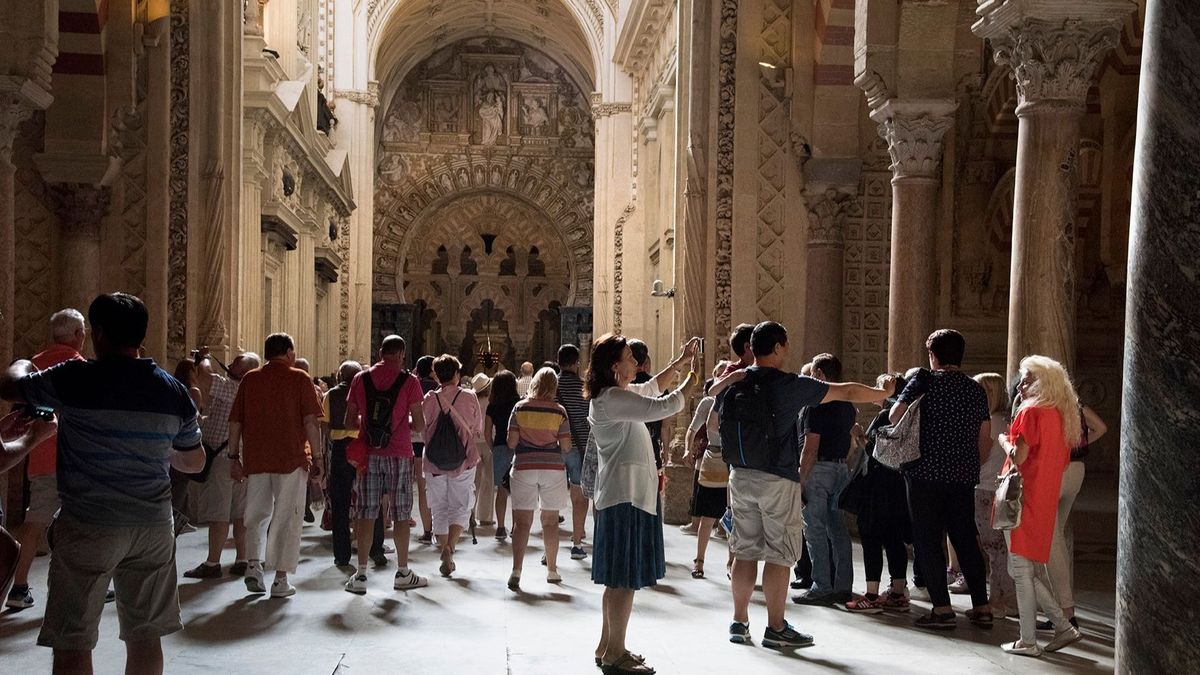Turistas en el interior de la Mezquita-Catedral de Córdoba. Turistas en el interior de la Mezquita-Catedral de Córdoba.