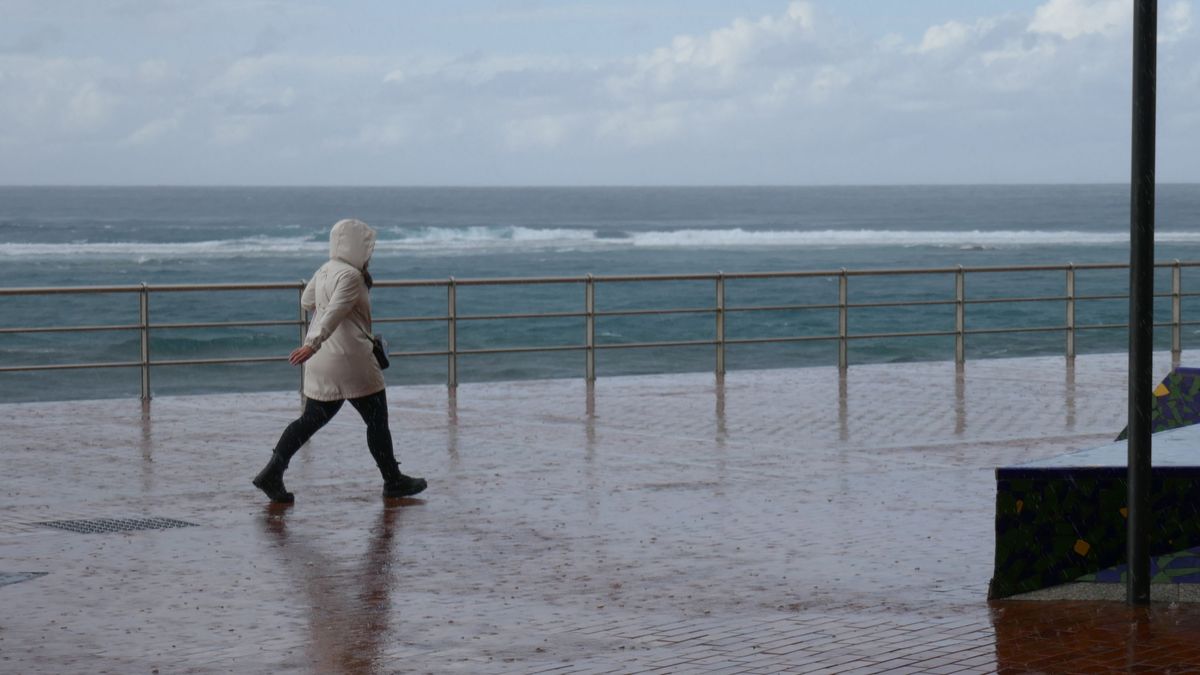 Un ciclón tropical seguirá afectando a Canarias el lunes: el tiempo previsto en España