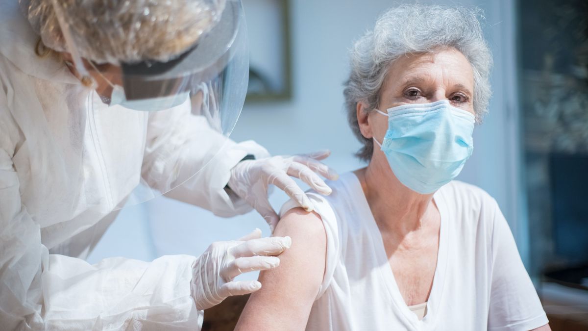 Una mujer recibe una vacuna en una imagen de archivo.