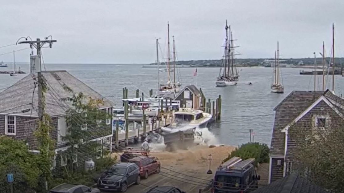 Un camión en Estados Unidos acaba en el mar después de fallarle los frenos en mitad de una cuesta