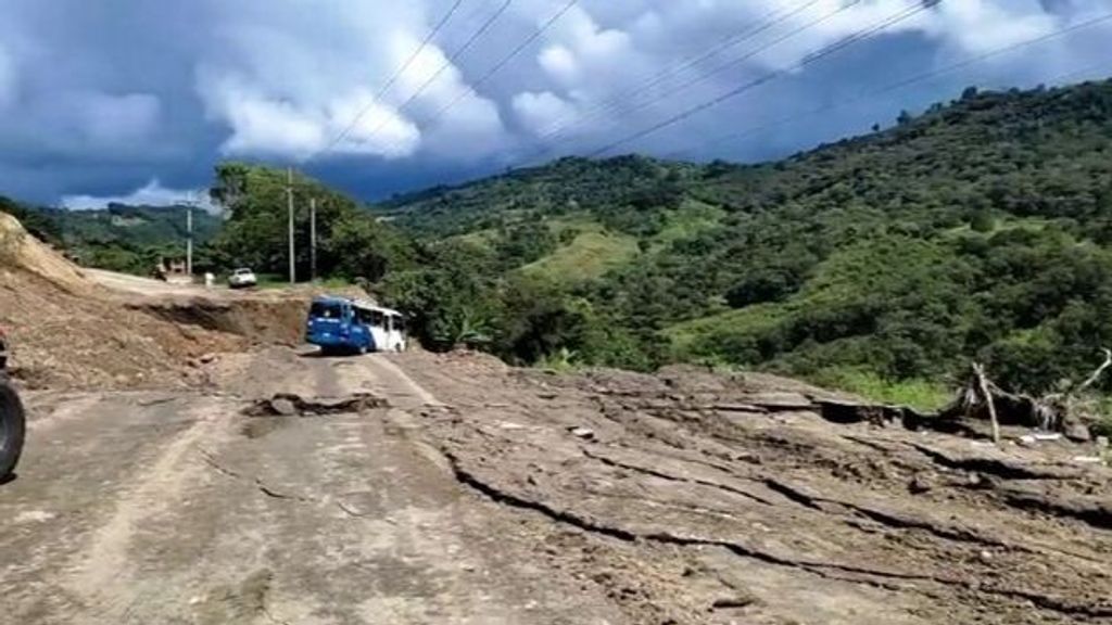 El derrumbe de una carretera en Honduras arrastra colina abajo un autobús