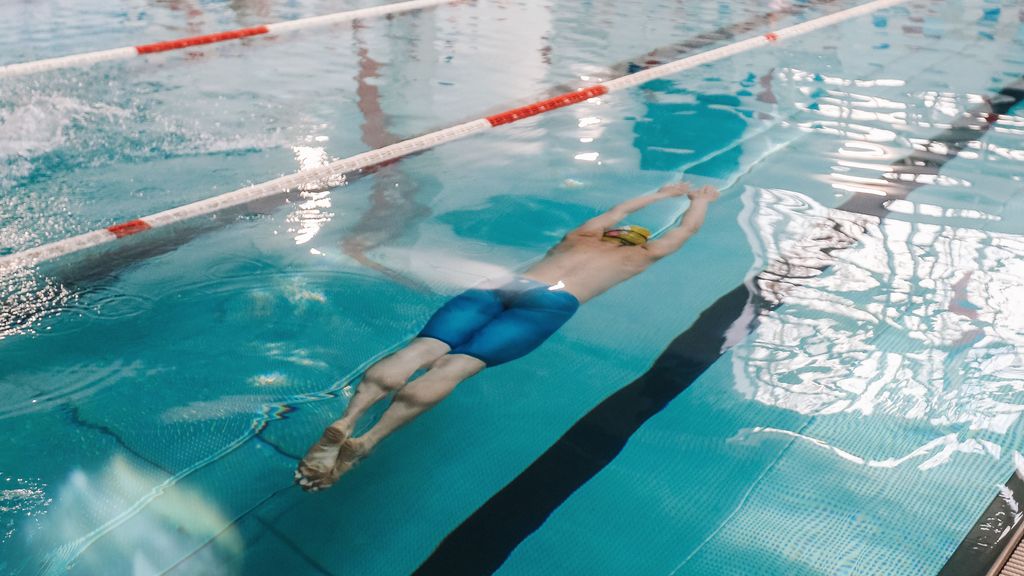 Imagen de archivo de una piscina climatizada