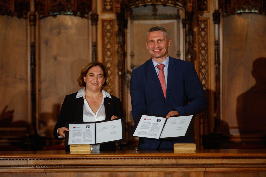 La alcaldesa de Barcelona, Ada Colau,  y el alcalde de Kiev,  Vitali Klitschko en el Saló de Cent del Ayuntamiento de Barcelona
