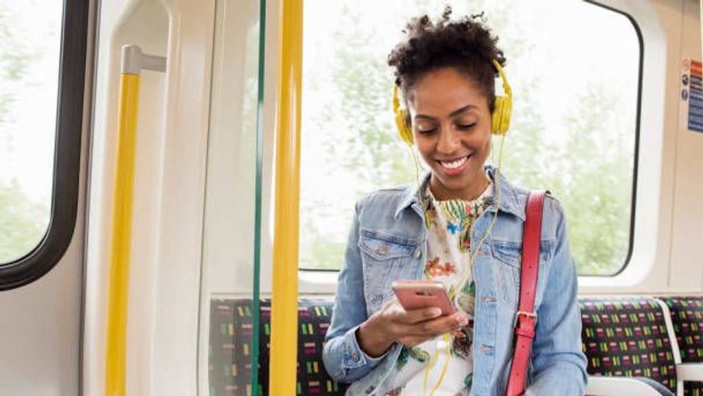 Los especialistas en otorrinolaringología recomiendan no escuchar música con auriculares más de una hora