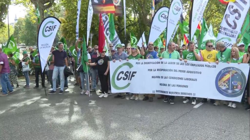 Miles de funcionarios protestan en Madrid para exigir "una subida salarial justa"