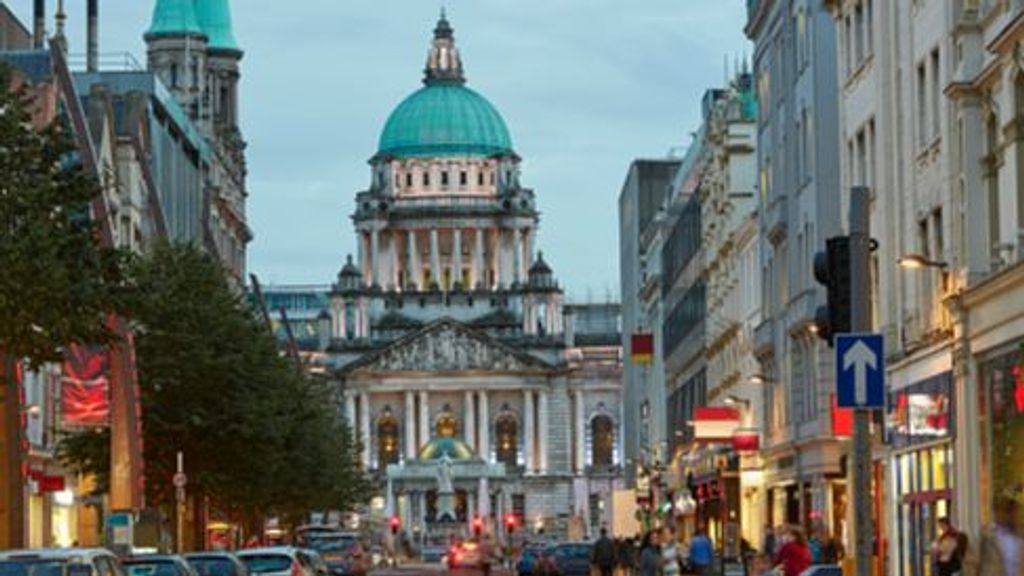 Ayuntamiento de Belfast iluminado al anochecer en el centro de la ciudad de Belfast