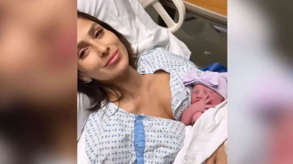 Hilaria Baldwin junto a su hija recién nacida