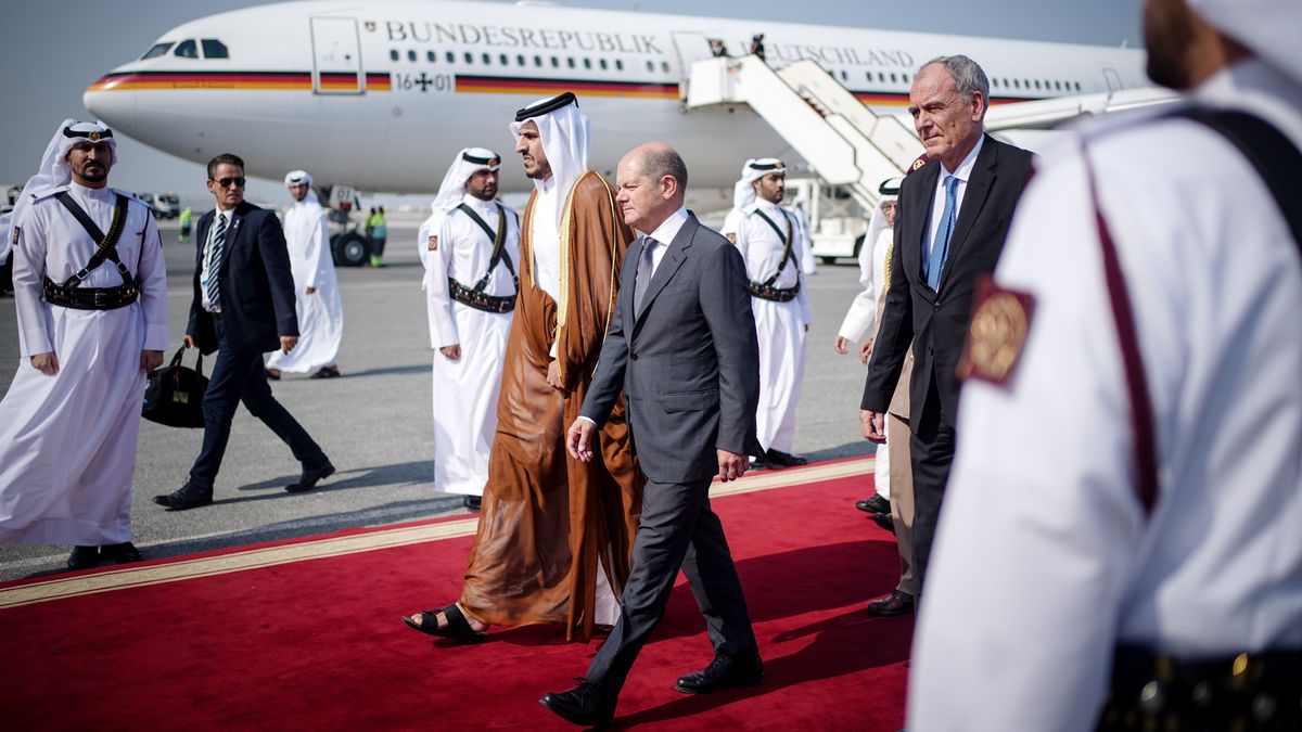 Mohammed bin Hamad bin Quassim Al Thani (I), ministro de Comercio e Industria de Catar, recibe al canciller alemán Olaf Scholz en Doha Mohammed bin Hamad bin Quassim Al Thani (I), ministro de Comercio e Industria de Catar, recibe al canciller alemán Olaf Scholz en Doha