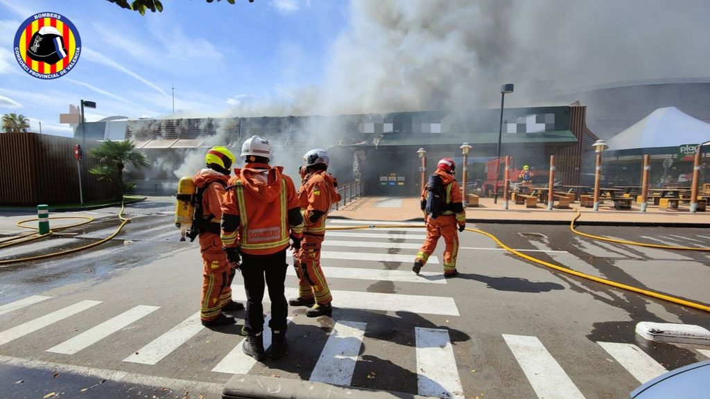 Un incendio obliga a evacuar un restaurante de comida rápida en el centro comercial Bonaire en Valencia