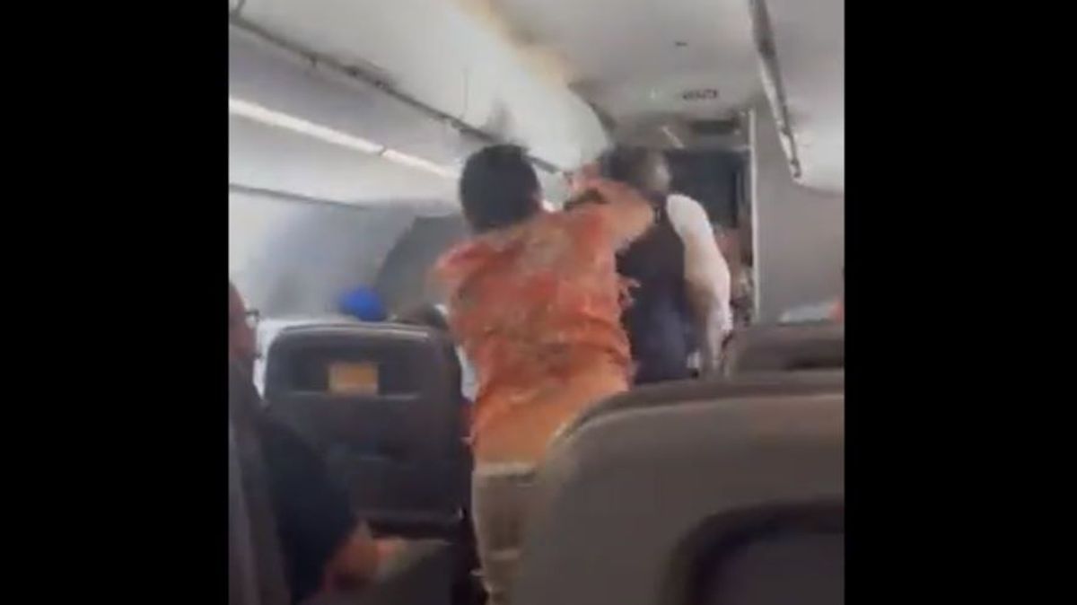 Un pasajero agrede a un azafato en pleno vuelo
