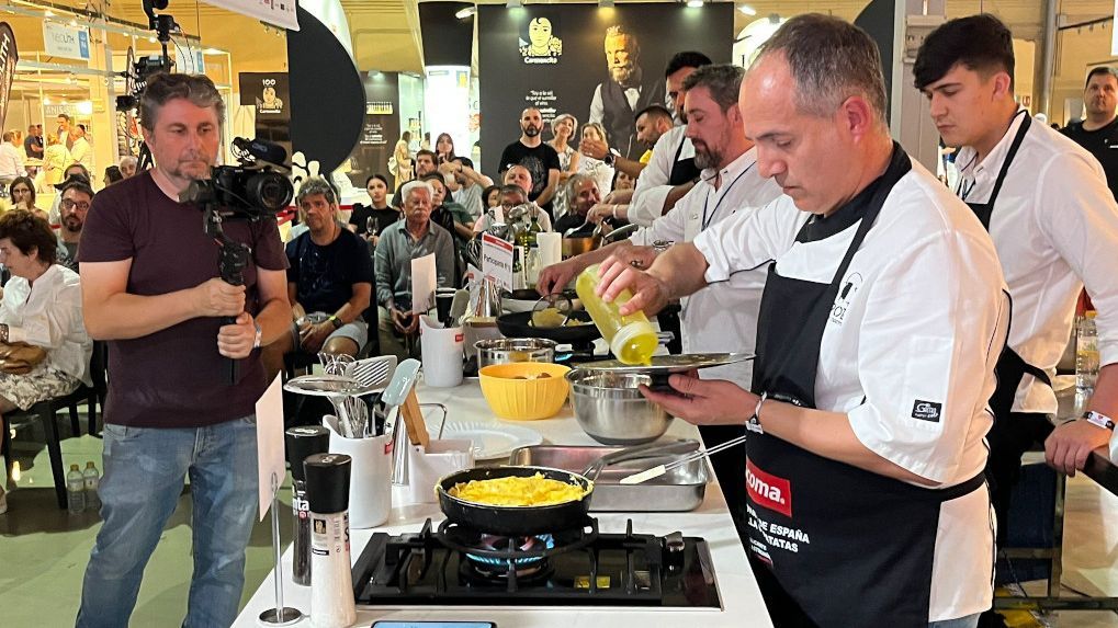Alberto García, durante el momento de elaboración de la tortilla.
