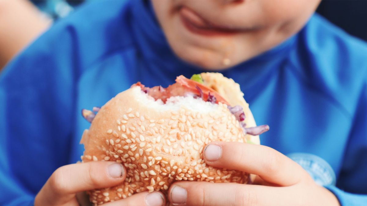 Comer rápido se asocia a mayor riesgo de sobrepeso, de grasa corporal, tensión arterial y glucosa en sangre Comer rápido se asocia a mayor riesgo de sobrepeso, de grasa corporal, tensión arterial y glucosa en sangre