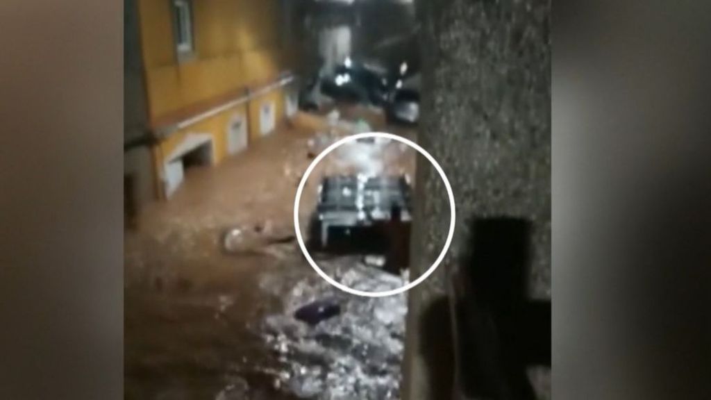 El angustioso momento de un vecino de Murcia, subido en una furgoneta en mitad de la riada