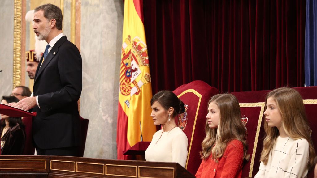 La princesa Leonor escucha a su padre Felipe VI en el Congreso