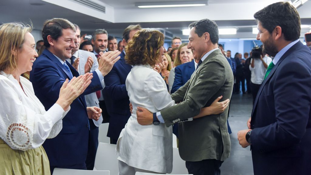 Moreno y Ayuso se abrazan en la sede nacional del PP