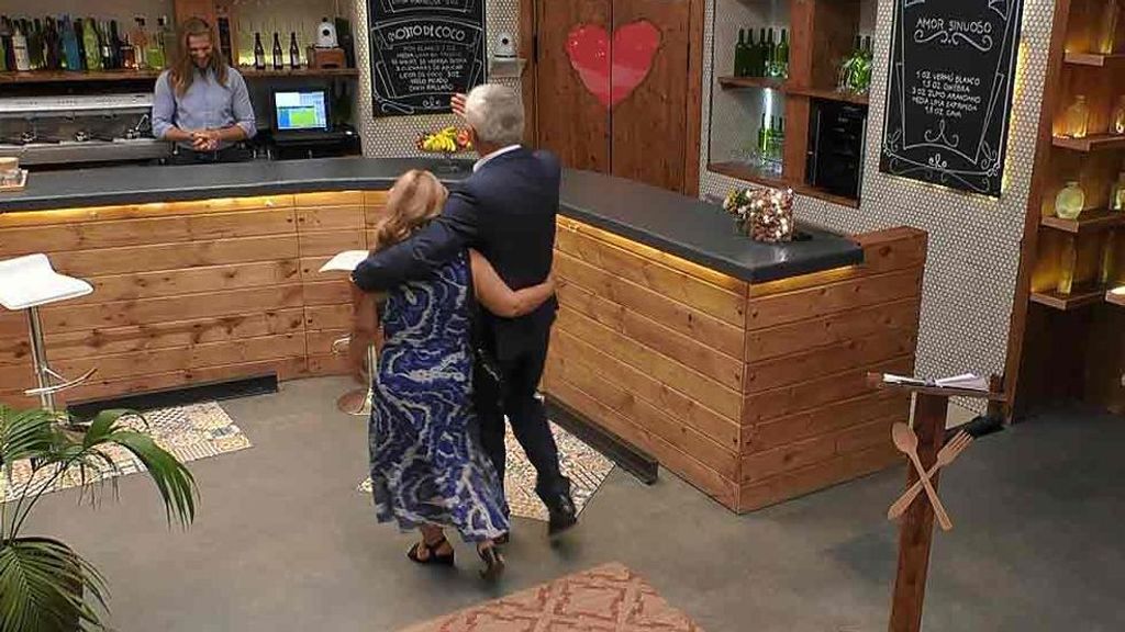 Rosario junto a Carlos Sobera en 'First Dates'