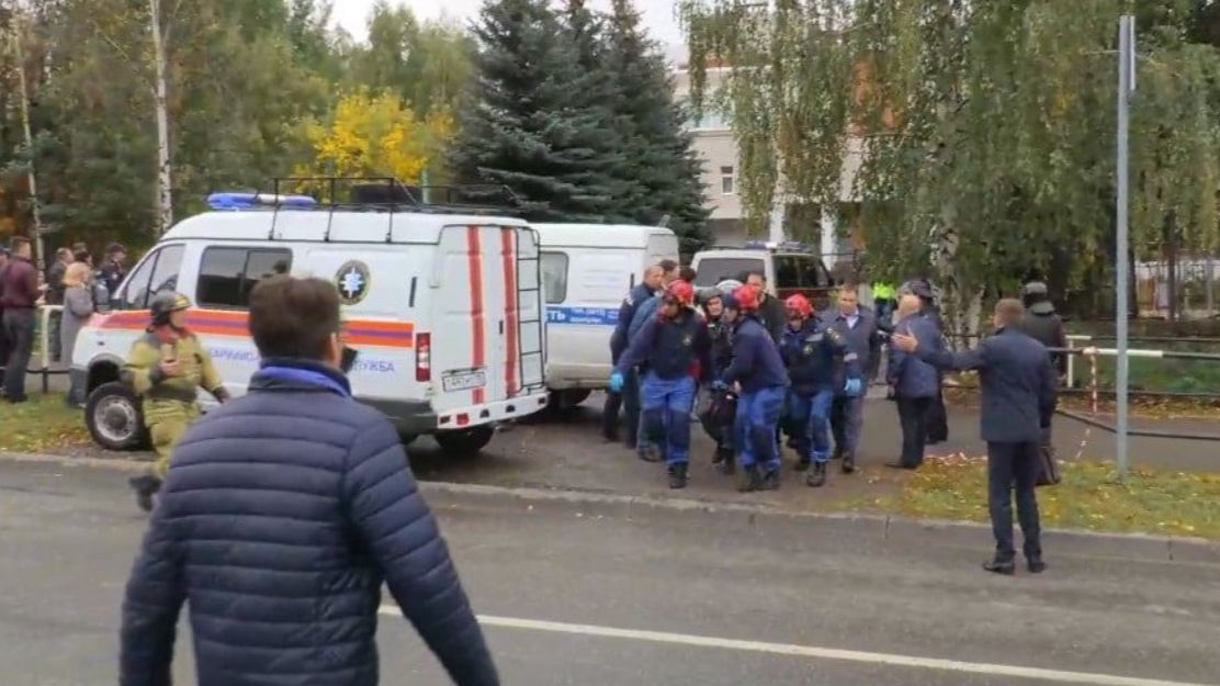 Un niño escondido bajo el pupitre graba los instantes de pánico durante el tiroteo de la escuela de Izhevsk, en Rusia (Septiembre 2022)