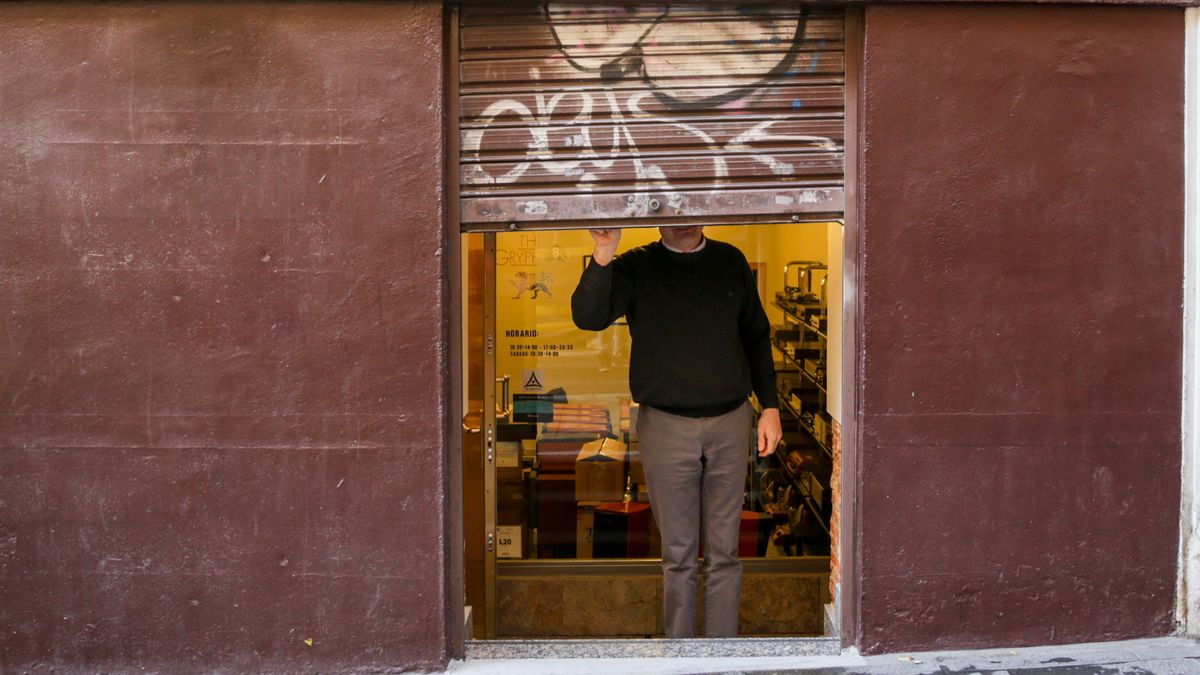 Un autónomo echa el cierre de su negocio tras su jornada laboral Un autónomo echa el cierre de su negocio tras su jornada laboral
