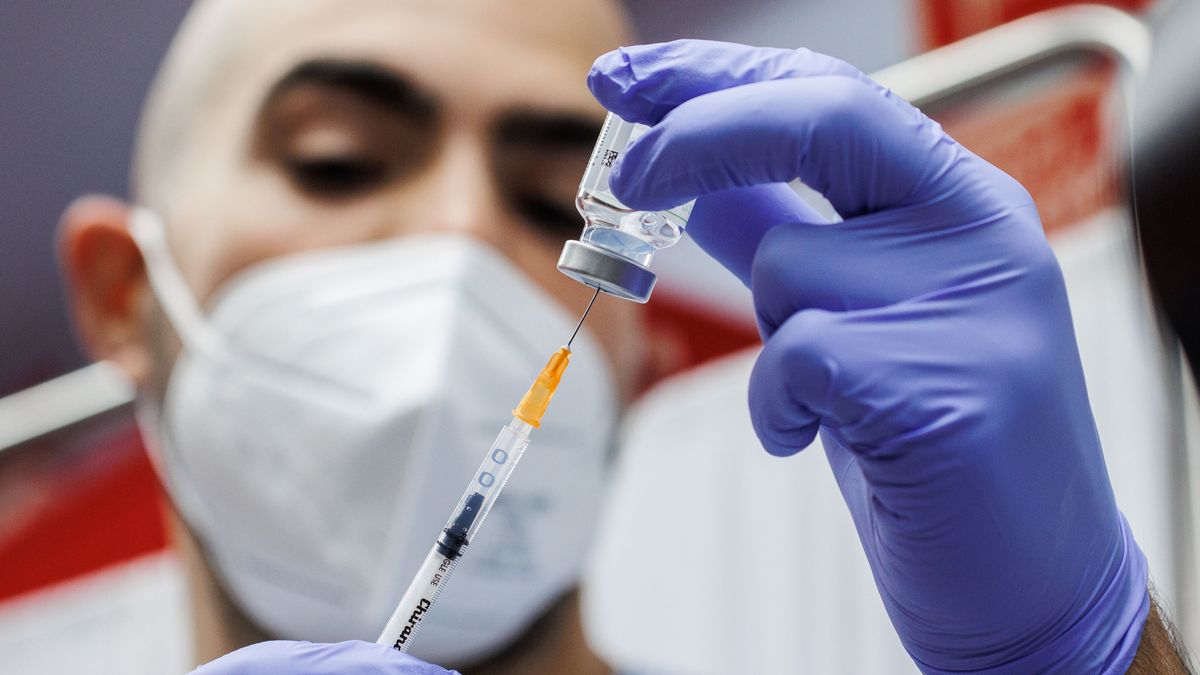 Un enfermero prepara la inyección de la vacuna contra la Covid