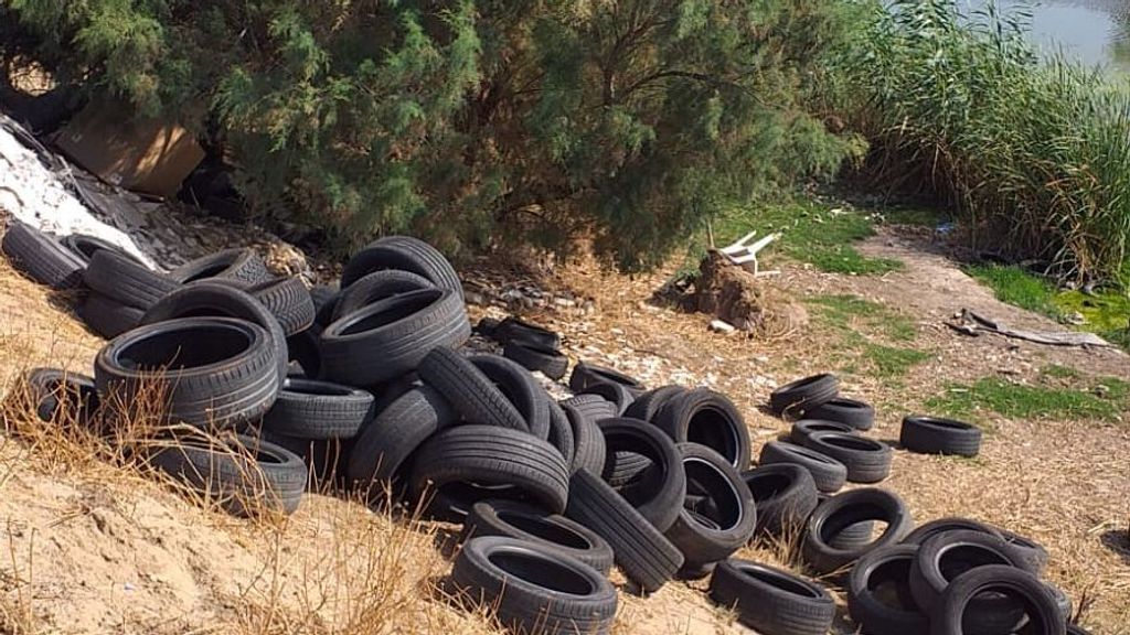 Un vertido de 200 neumáticos amenaza la ribera del río Guadaíra en Sevilla