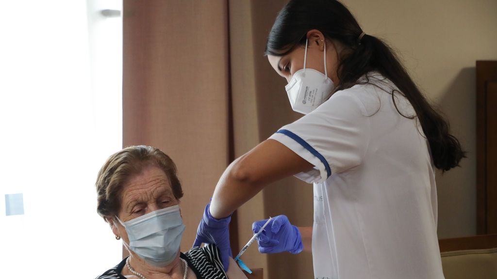 Una residente recibe la dosis