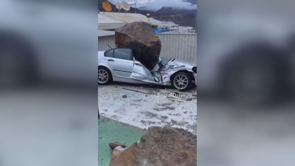 Una roca parte un coche por la mitad en Gran Canaria tras desprenderse al paso de Hermine (Septiembre 2022)