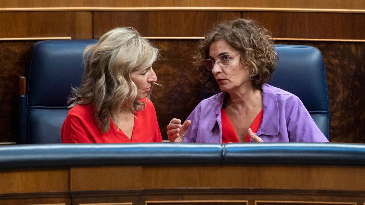 Yolanda Díaz y María Jesús Montero en el banco azul del Congreso