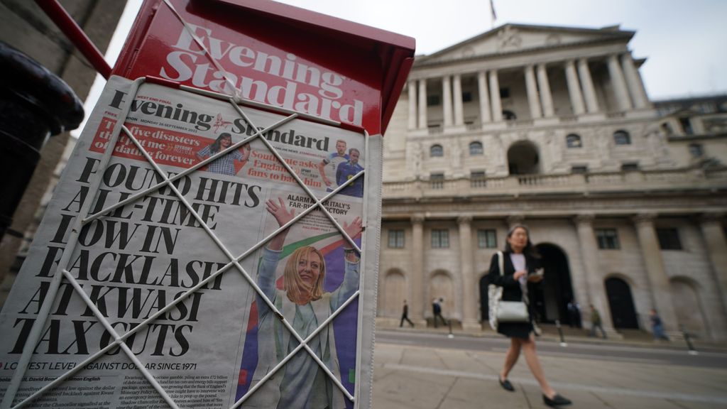 La noticia del desplome de la libra frente a la fachada del Banco de Inglaterra.