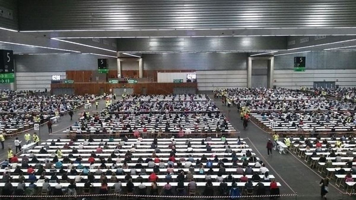 Aspirantes realizando examen de última OPE de Osakidetza en el BEC de Barakaldo Aspirantes realizando examen de última OPE de Osakidetza en el BEC de Barakaldo