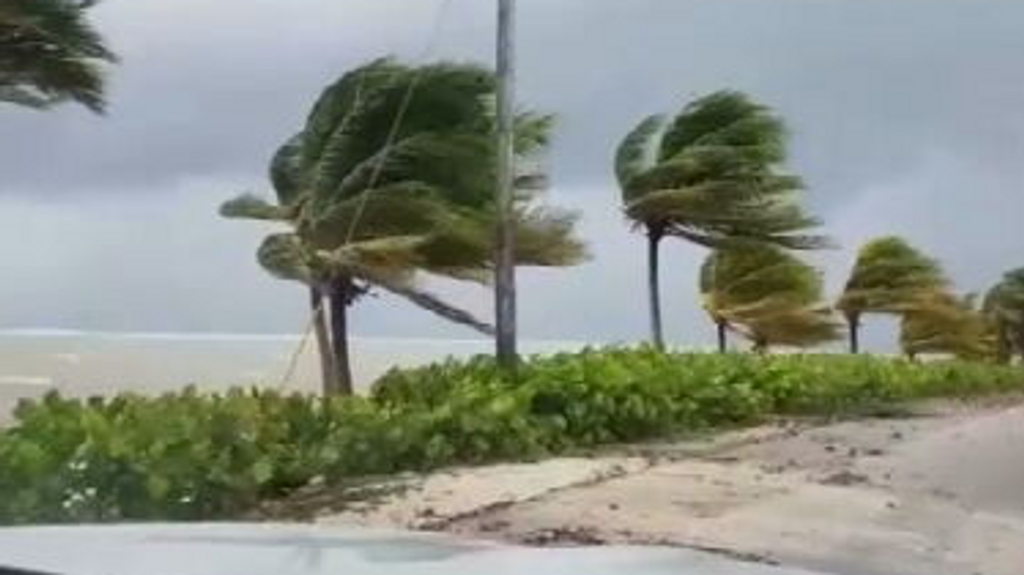 El huracán "Ian", de categoría tres, entra en Cuba