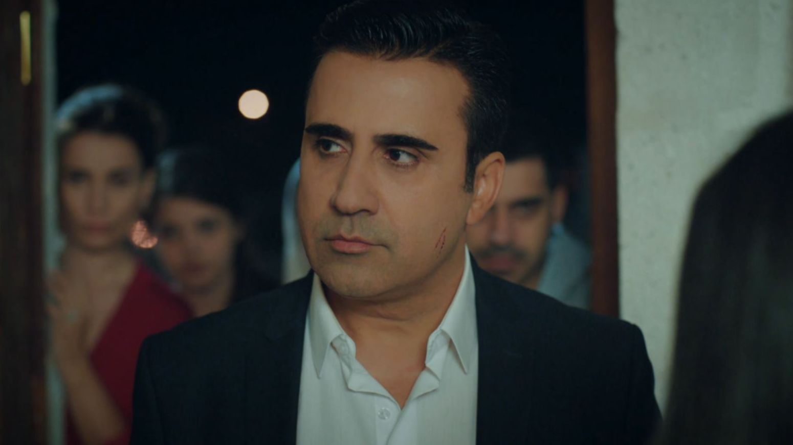 Ali se enfrenta a su familia para proteger a Mavi