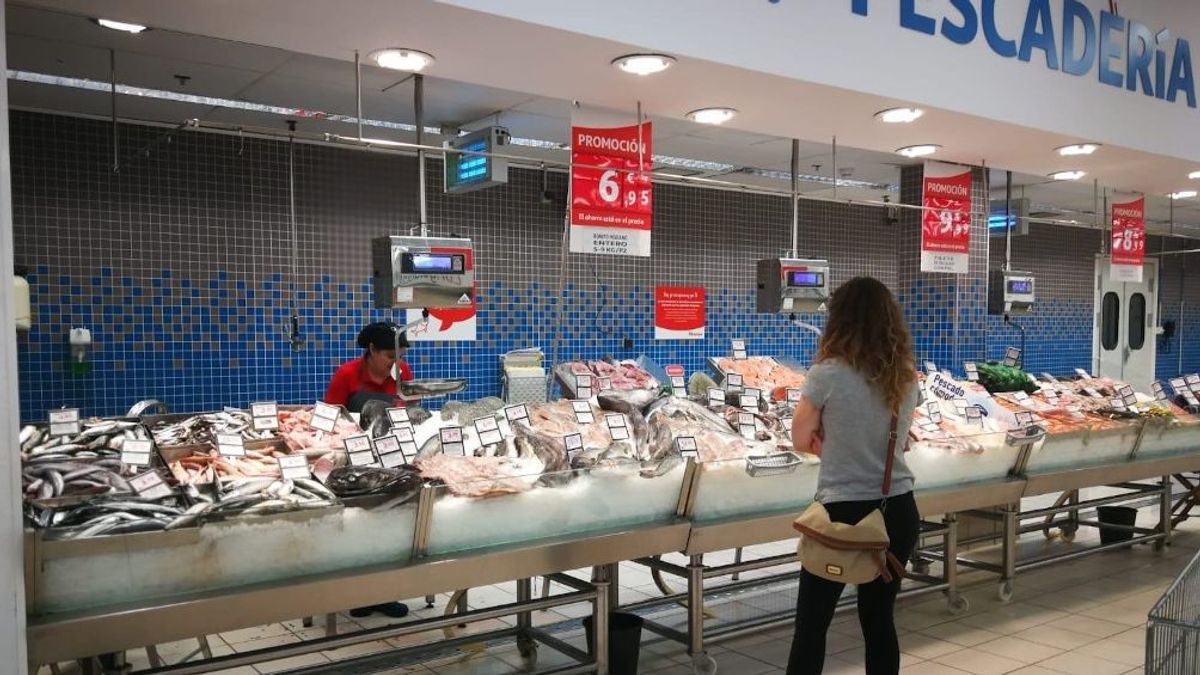 Imagen de archivo de una pescadería en un supermercado de la cadena francesa. Imagen de archivo de una pescadería en un supermercado de la cadena francesa.