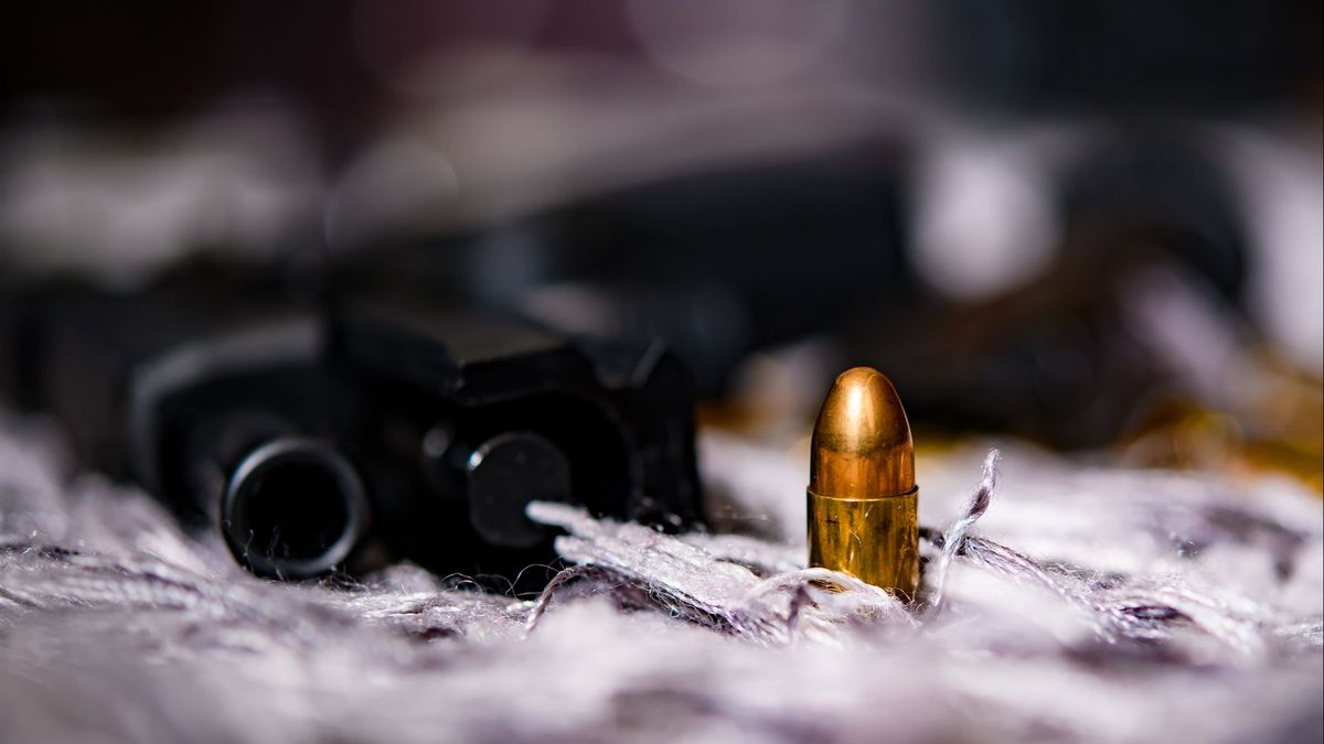 Imagen de archivo de una pistola y una bala