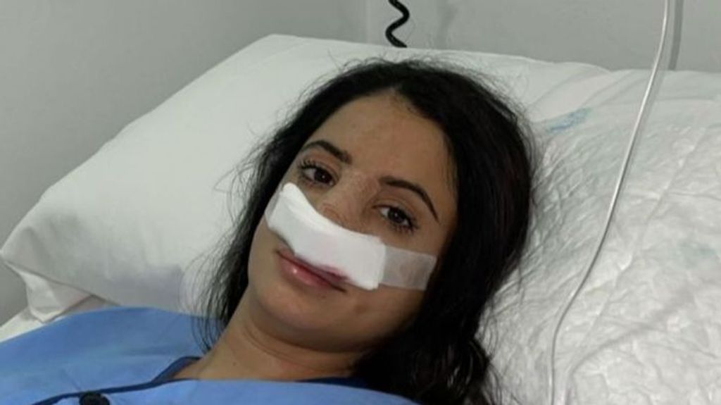 Inma Campano, con parte del rostro vendado tras su paso por quirófano