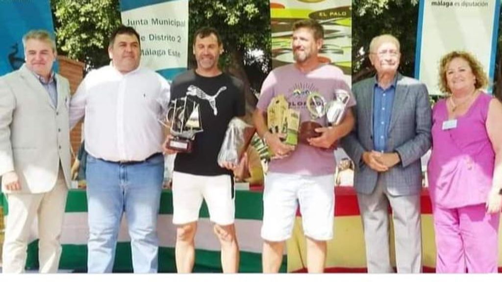 José Manuel Aliaga y Jorge López (en el centro), durante la recogida del primer premio del Concurso Nacional de Albañilería organizado por la Peña El Palustre, en Benalmádena (Málaga)