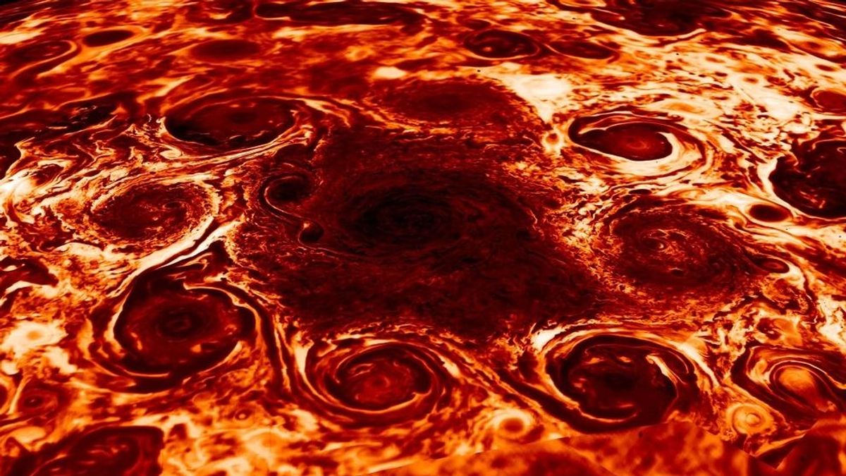 La imagen hipnótica de tormentas de Júpiter fascina a los científicos