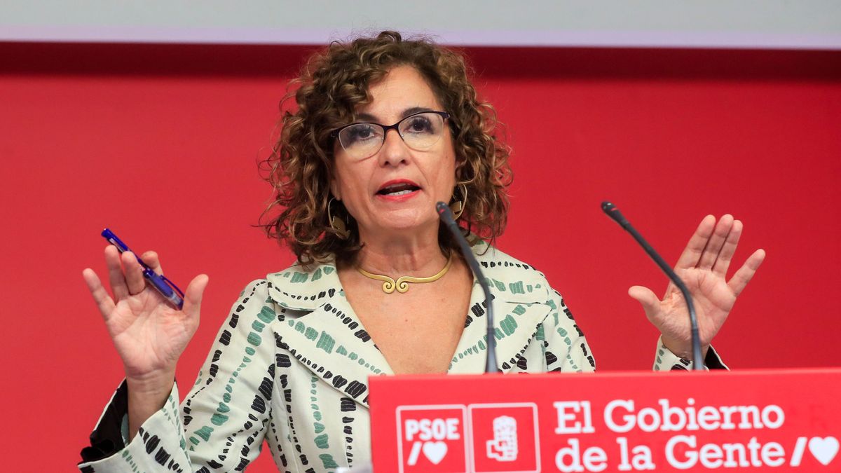 La vicesecretaria general del PSOE y ministra de Hacienda, María Jesús Montero, anuncia una subida fiscal selectiva para 2023