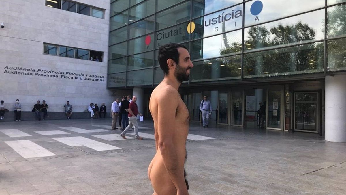 Nudista en la Ciudad de la Justicia de Valencia Nudista en la Ciudad de la Justicia de Valencia
