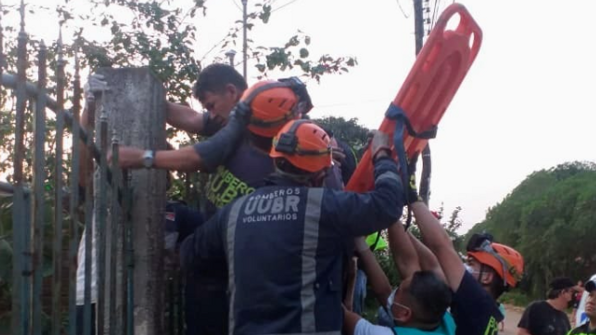 Un hombre que intentó trepar la reja de su casa se quedó atrapado en los hierros, en Bolivia