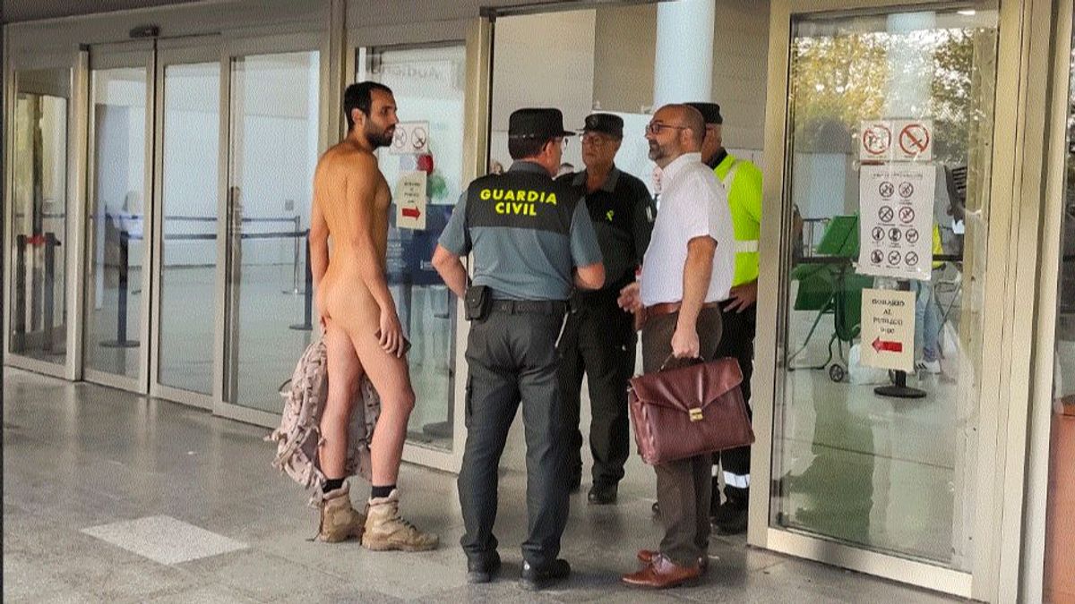 Un joven se presenta desnudo en la Ciudad de la Justicia para entrar a su juicio por una multa al pasear sin ropa