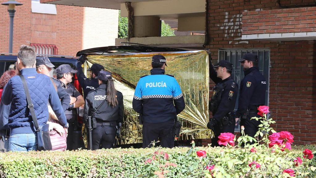 Una niña de siete años abre la puerta a la policía tras el asesinato de su madre presuntamente a manos de su padre en Palencia