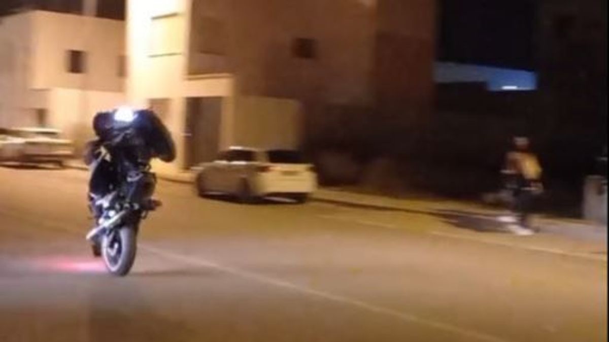 Una moto que hacía el caballito atropella a una persona que cruzaba un paso de cebra en Conil