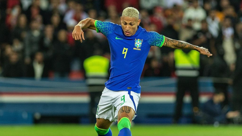 El racismo sigue presente en el fútbol: a Richarlison le tiraron un plátano durante el Brasil-Túnez