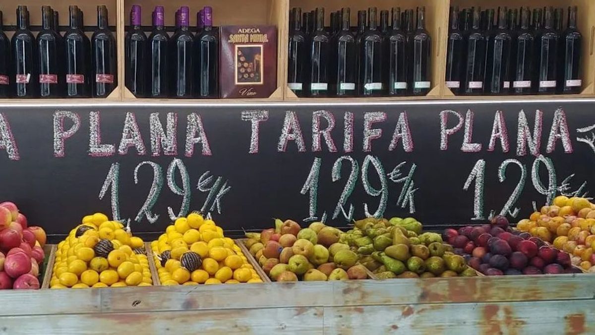 Cartel con la fruta que ofrecen. Cartel con la fruta que ofrecen.