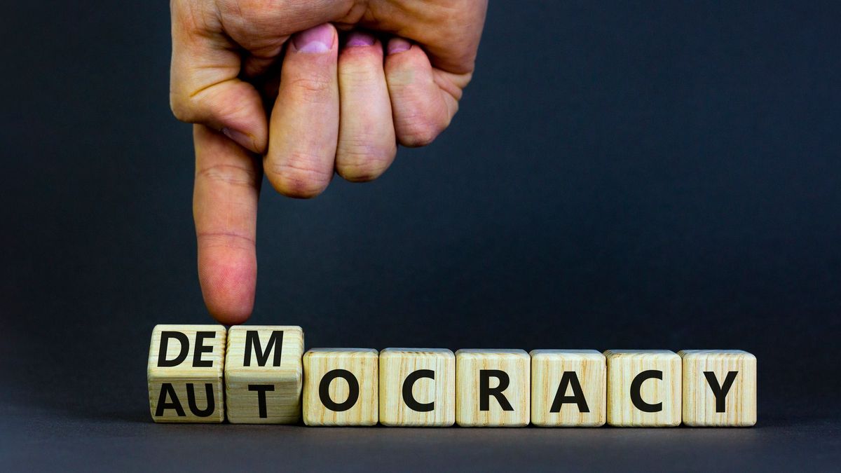 Democracia y autocracia