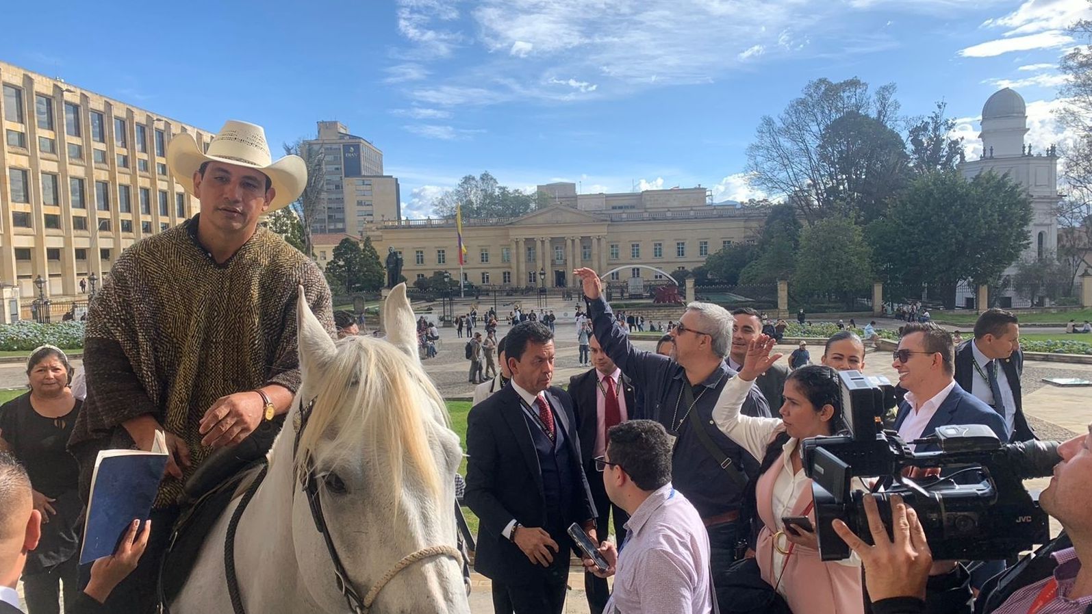 Un senador colombiano entra a caballo en el Congreso alegando que es su mascota