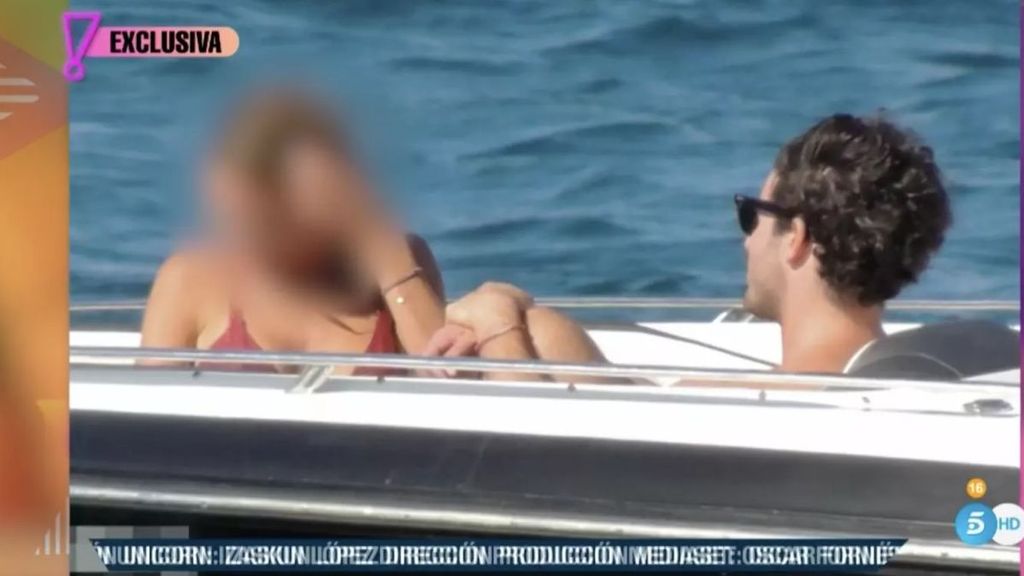 Íñigo Onieva, de vacaciones con una mujer en un barco