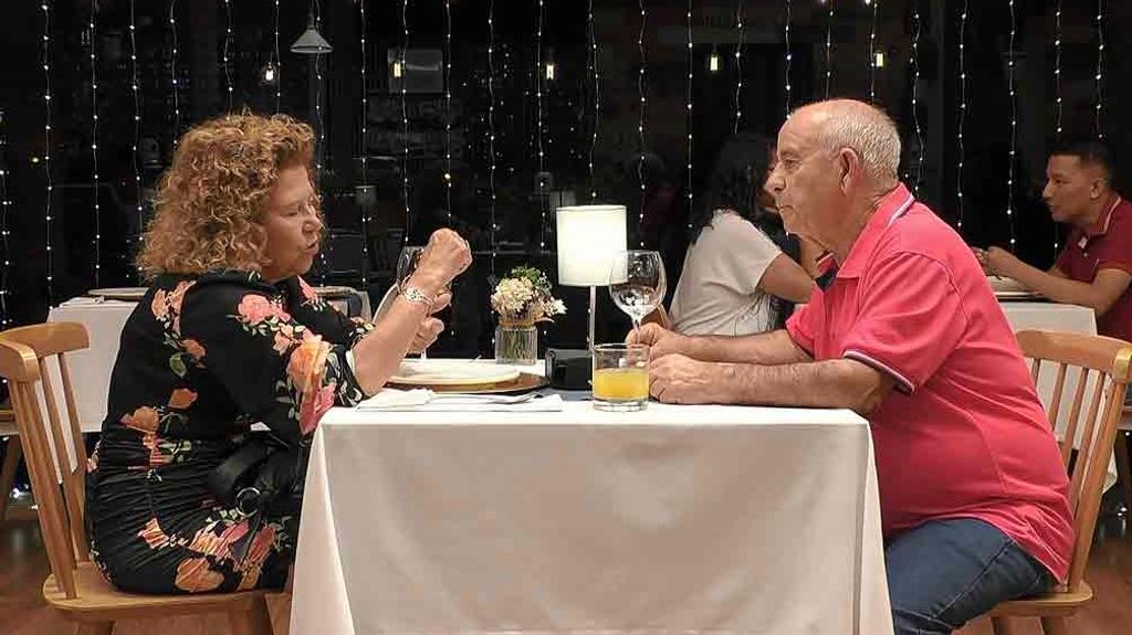 Juan y Beatriz durante su cita en 'First Dates'